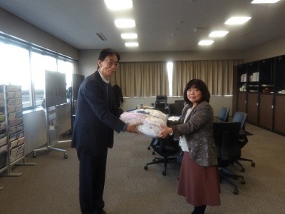 伊丹市シルバー人材センターから太田教育長への雑巾贈呈の様子です。