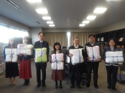 伊丹シルバー人材センター職員と、教育長、学校教育部長、 課長との集合写真です。