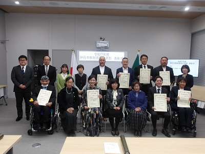 01記念撮影：受賞者、教育長・教育委員との記念撮影の様子です