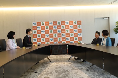 庄野様と、市長・教育長が懇談されています。