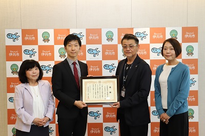 庄野様が感謝状を持たれ、市長・教育長とともに記念の写真を撮られました。
