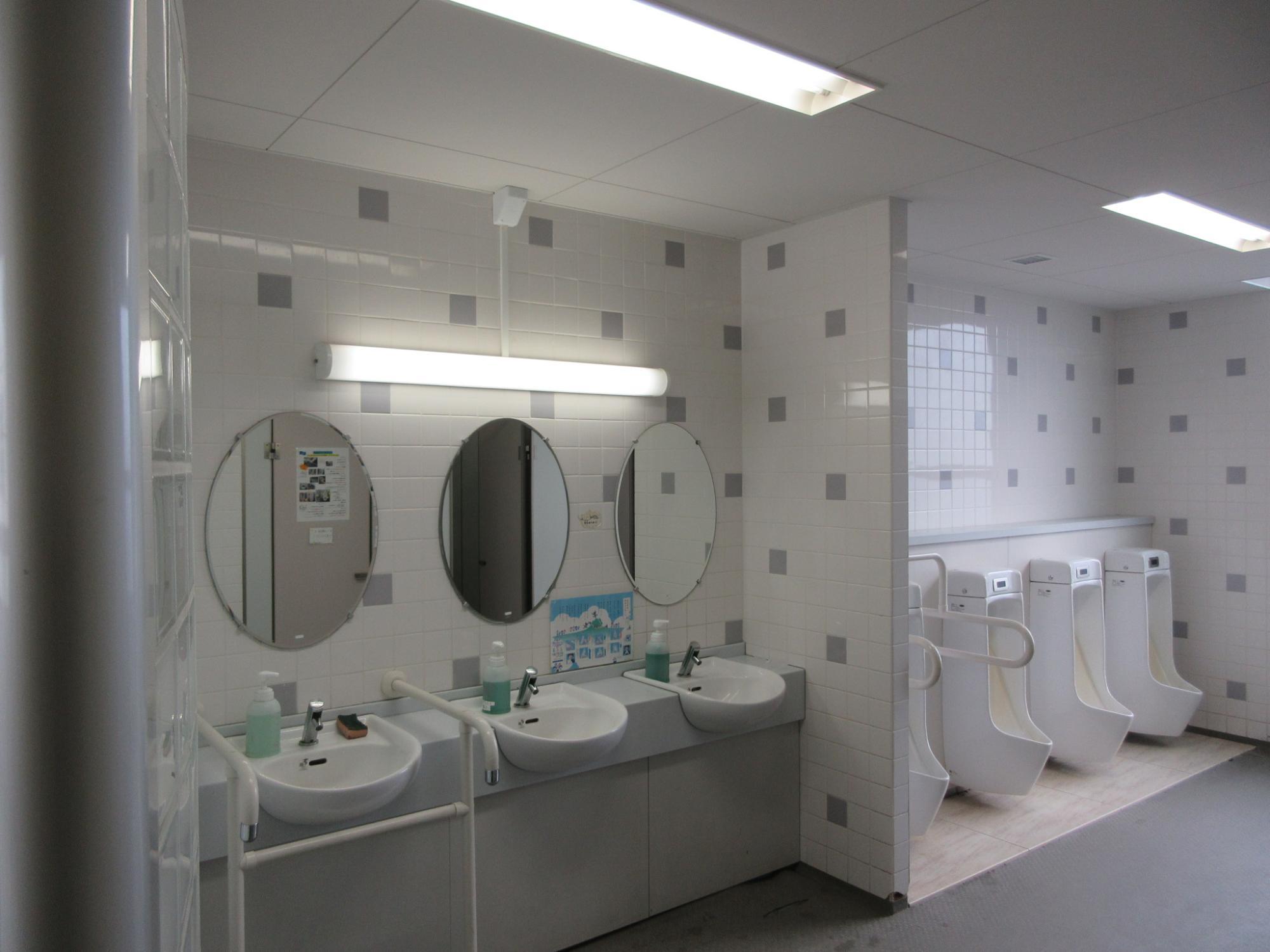 南小男子トイレ