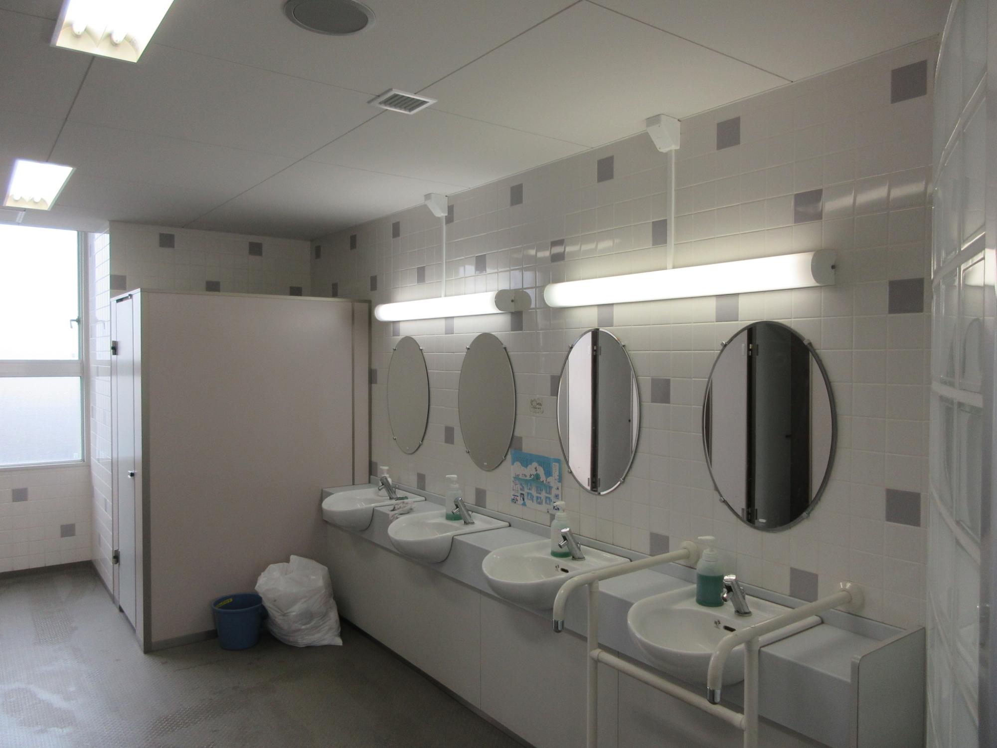 南小女子トイレ