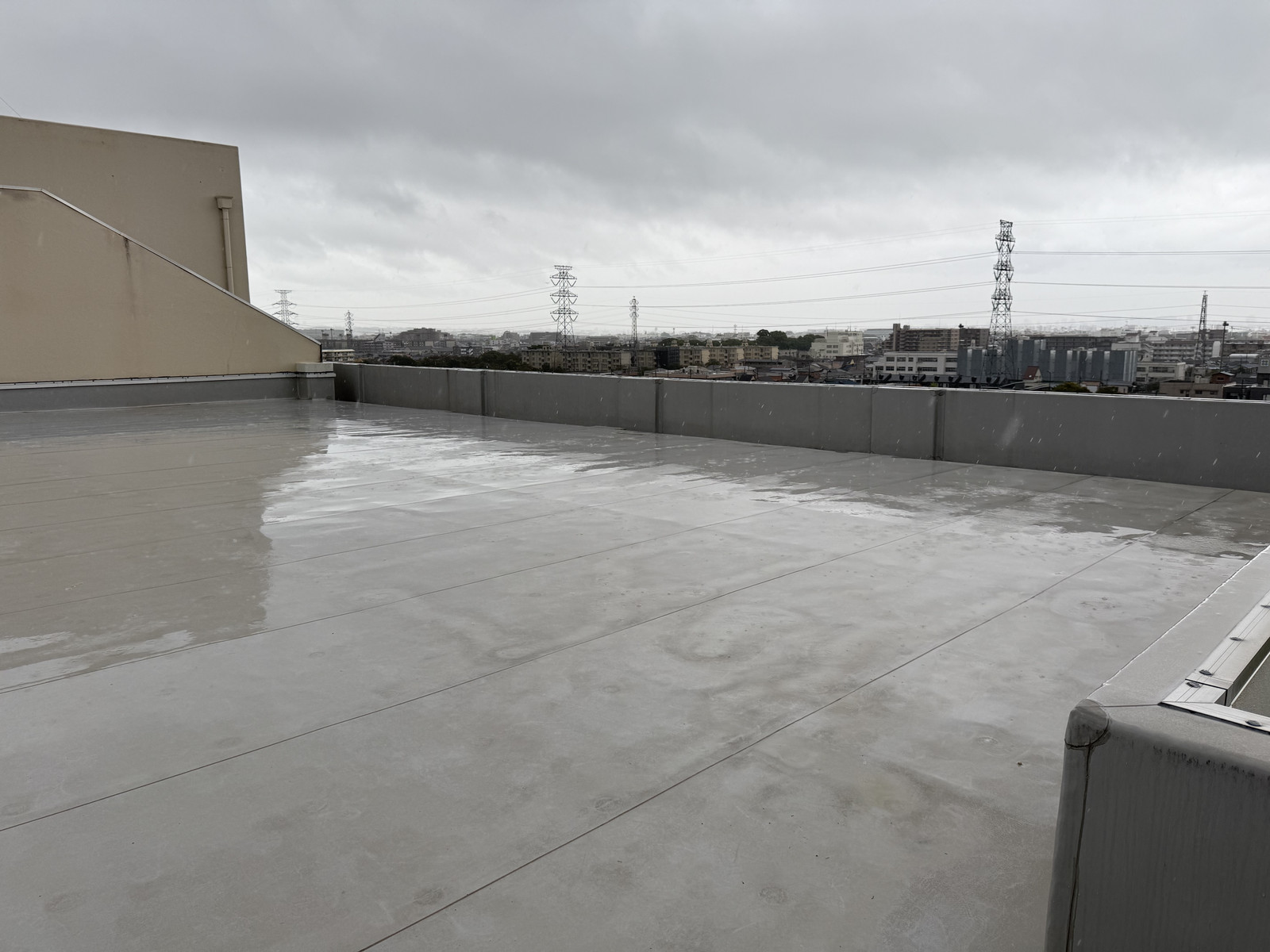 伊丹市立荒牧中学校の太陽光発電設備設置前の写真