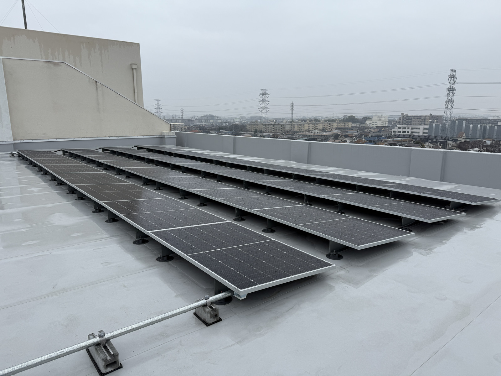 伊丹市立荒牧中学校の太陽光発電設備設置後の写真