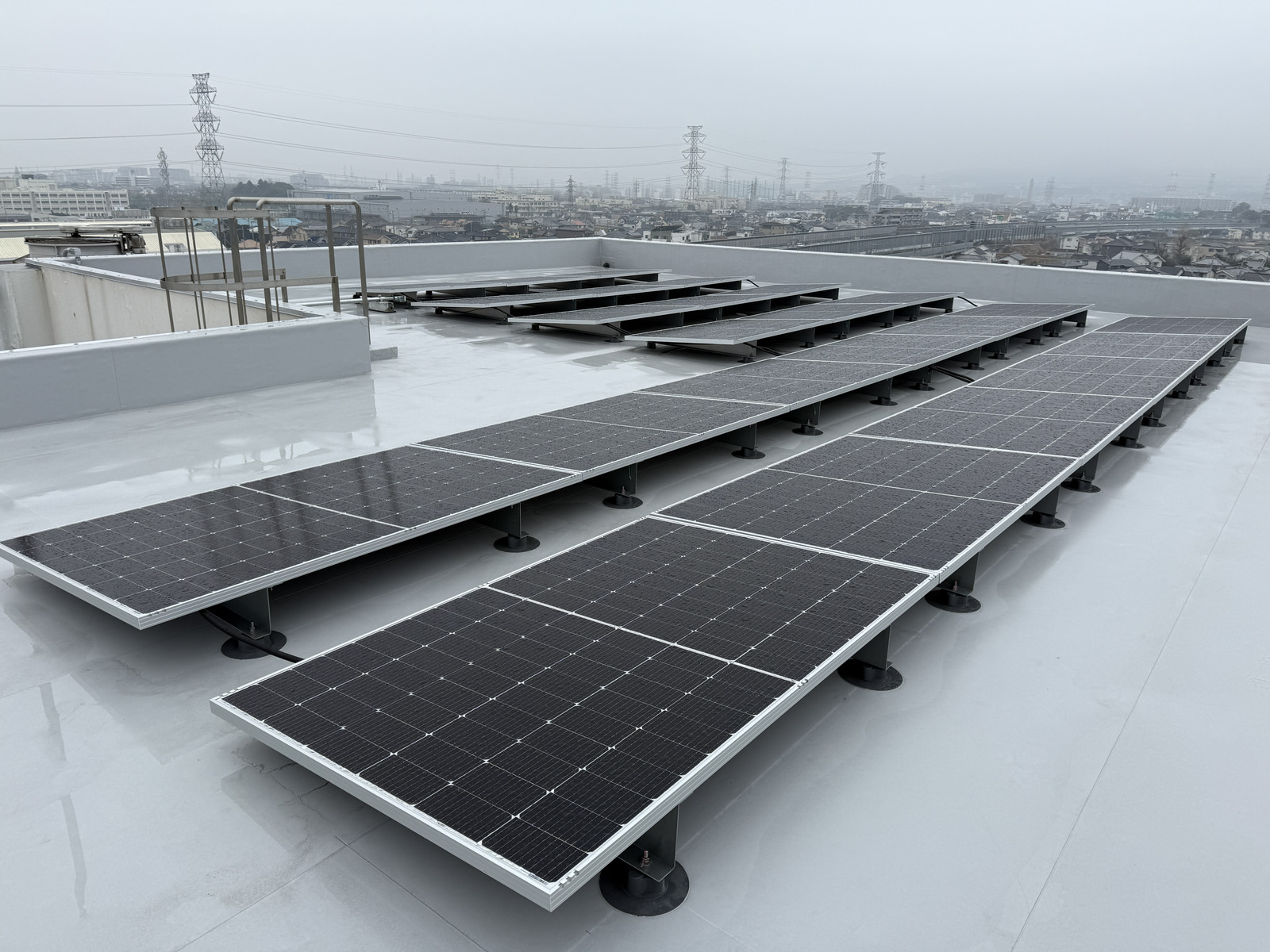 伊丹市立荒牧中学校の太陽光発電設備設置後の写真