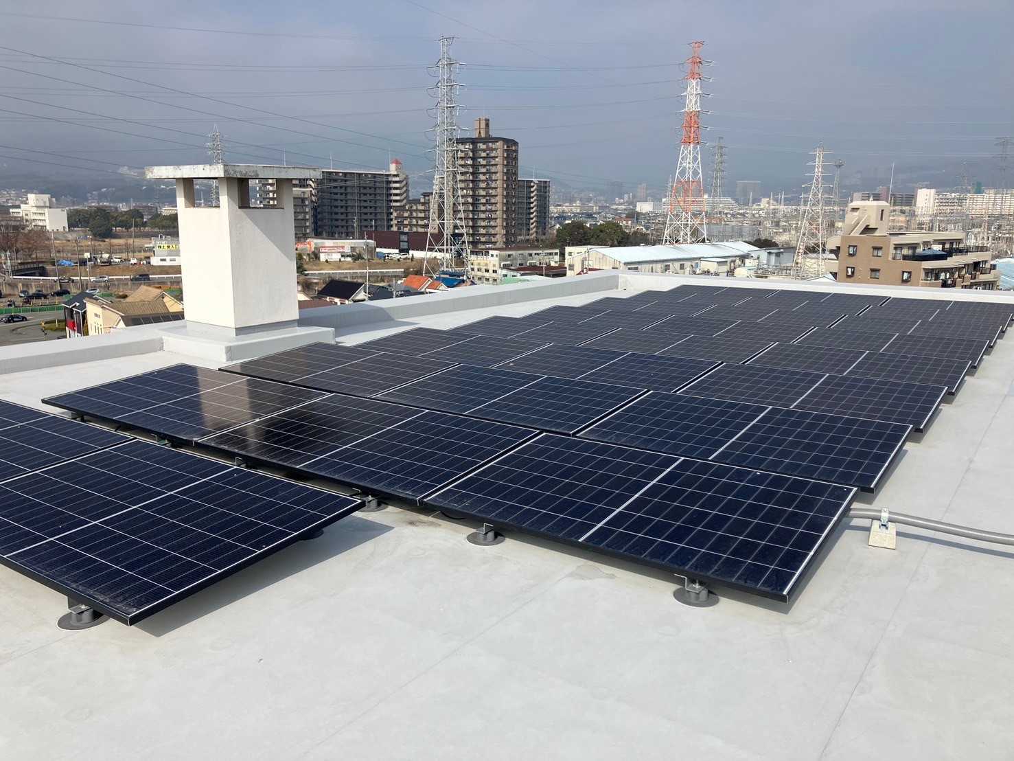 伊丹市立池尻小学校の太陽光発電設備設置後の写真