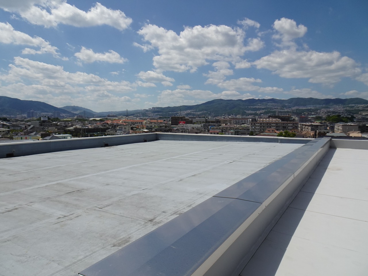 伊丹市立鴻池小学校の太陽光発電設備設置前の写真