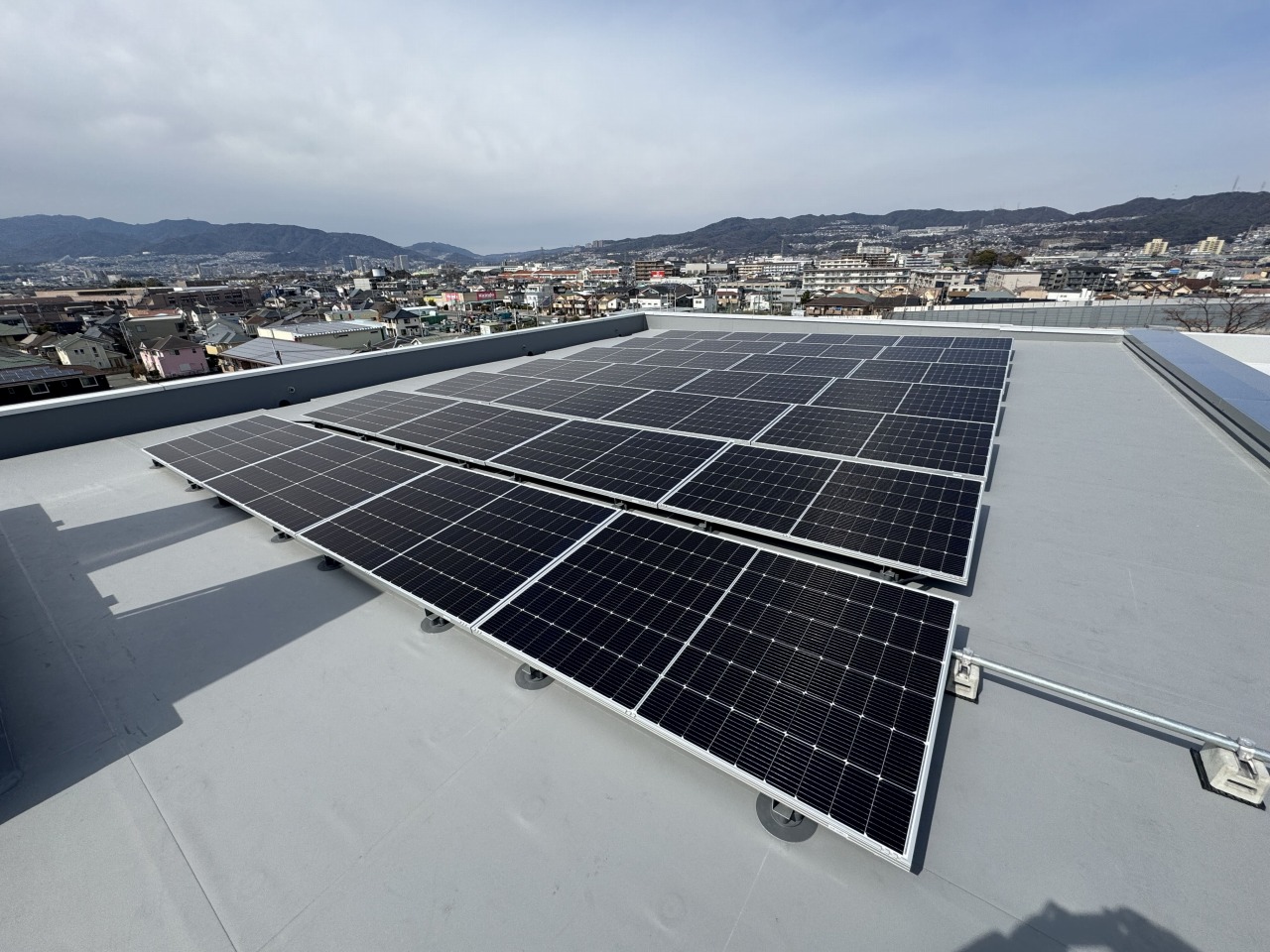 伊丹市立鴻池小学校の太陽光発電設備設置後の写真