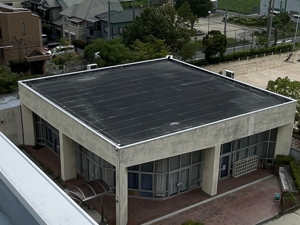 伊丹市立鴻池小学校の太陽光発電設備設置前の写真