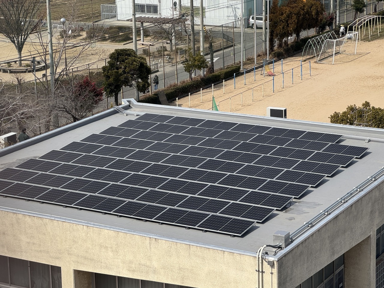 伊丹市立鴻池小学校の太陽光発電設備設置後の写真