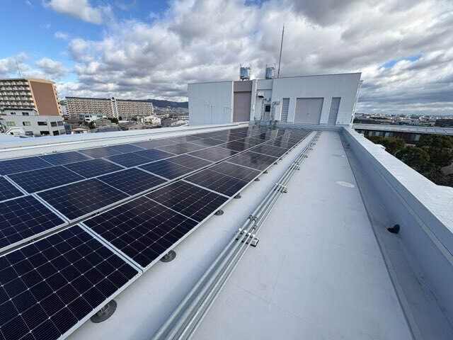 伊丹市立神津小学校の太陽光発電設備設置後の写真