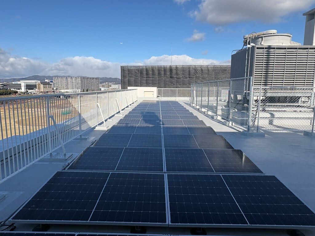 伊丹市立神津小学校の太陽光発電設備設置後の写真
