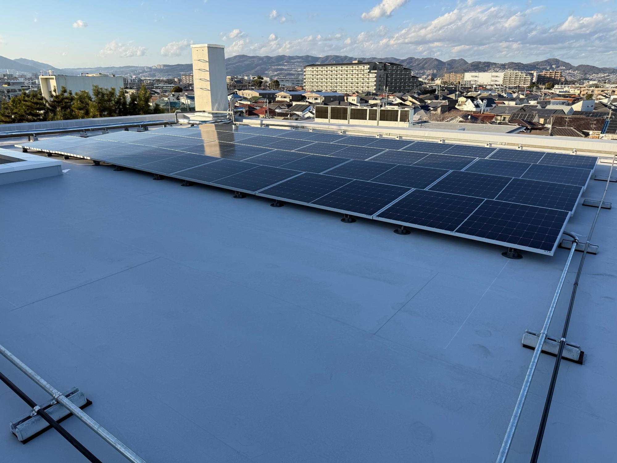 伊丹市立北中学校の太陽光発電設備設置後の写真