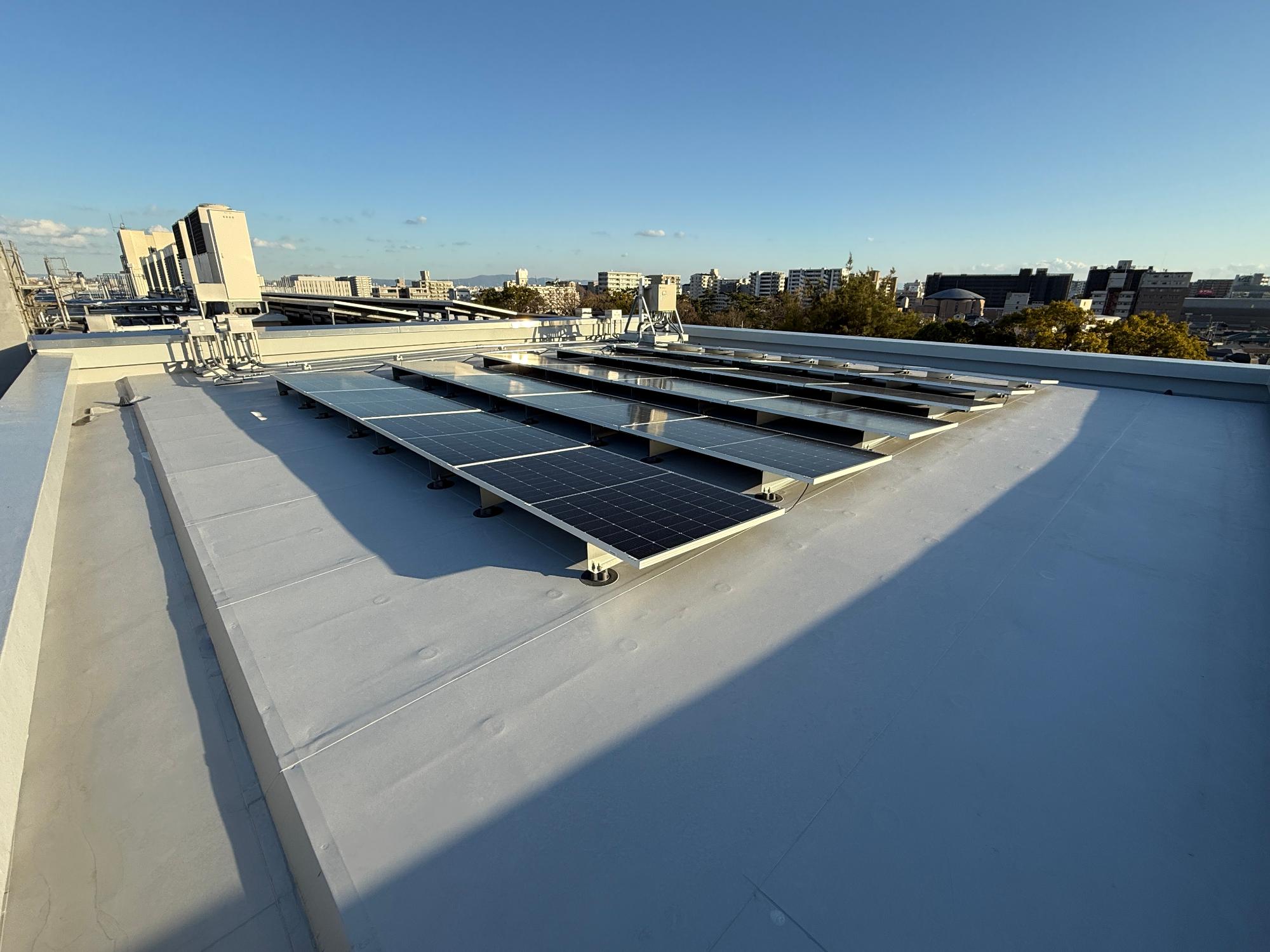 伊丹市立北中学校の太陽光発電設備設置後の写真