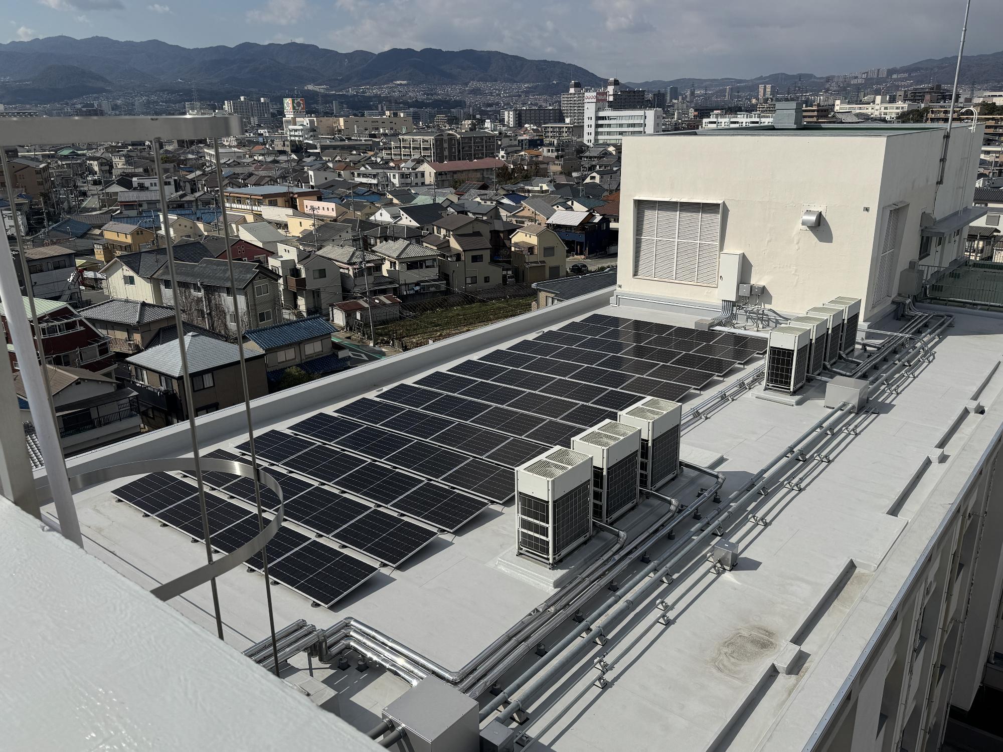 伊丹市立昆陽里小学校の太陽光発電設備設置後の写真