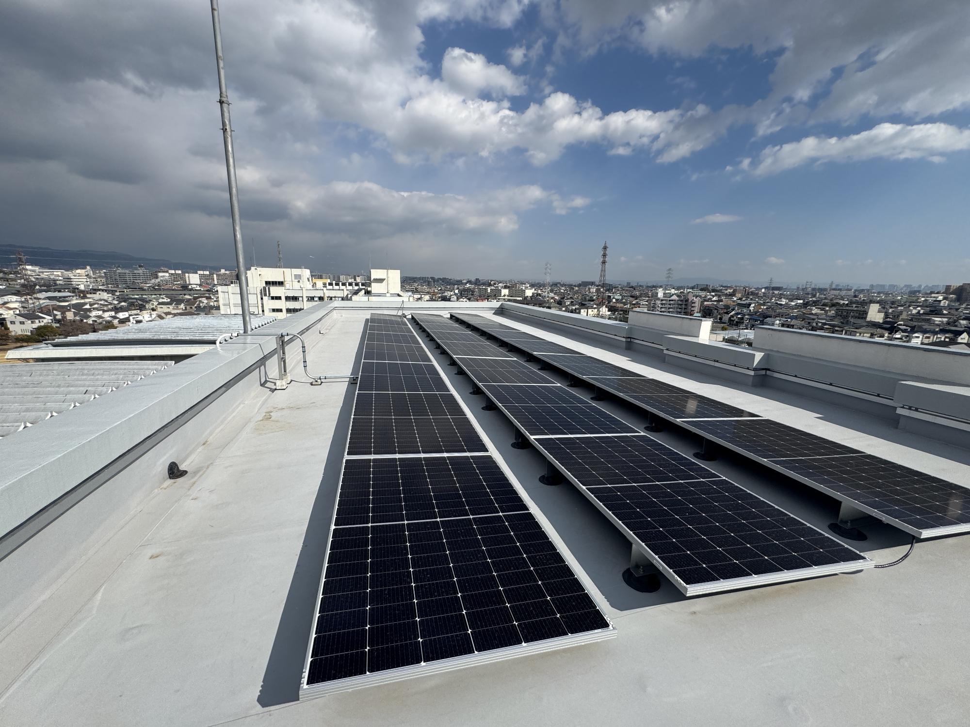 伊丹市立昆陽里小学校の太陽光発電設備設置後の写真