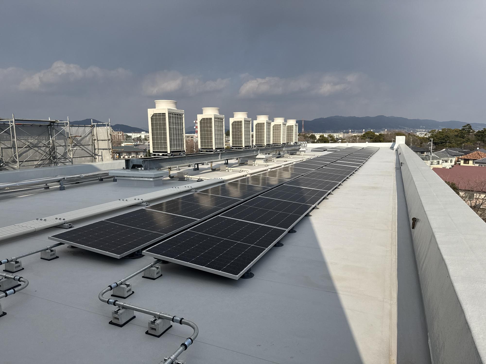 伊丹市立瑞穂小学校の太陽光発電設備設置後の写真