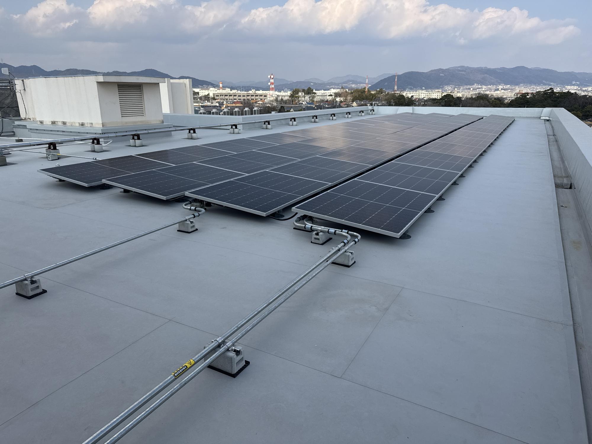 伊丹市立瑞穂小学校の太陽光発電設備設置後の写真