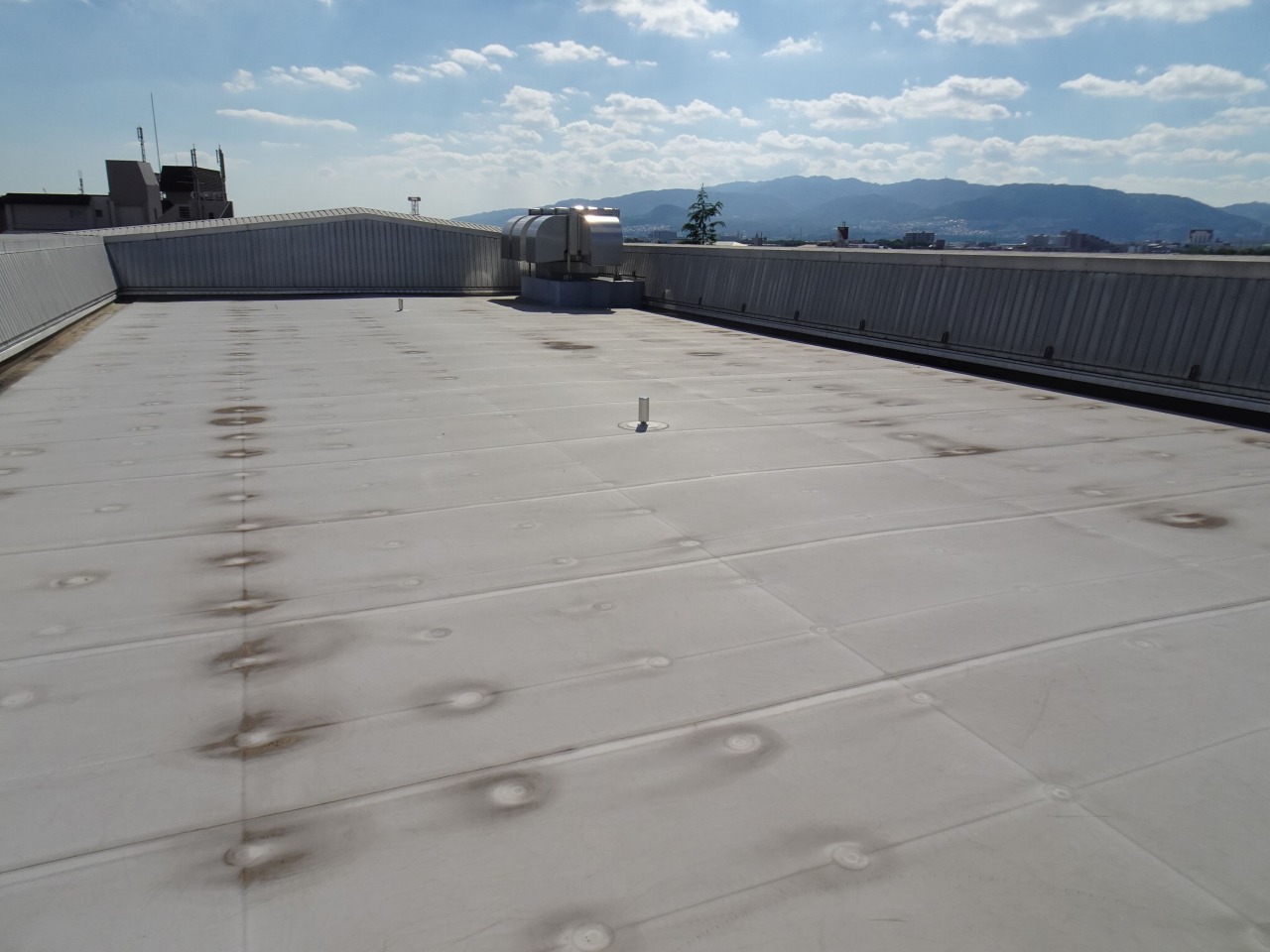 伊丹市立緑丘小学校の太陽光発電設備設置前の写真