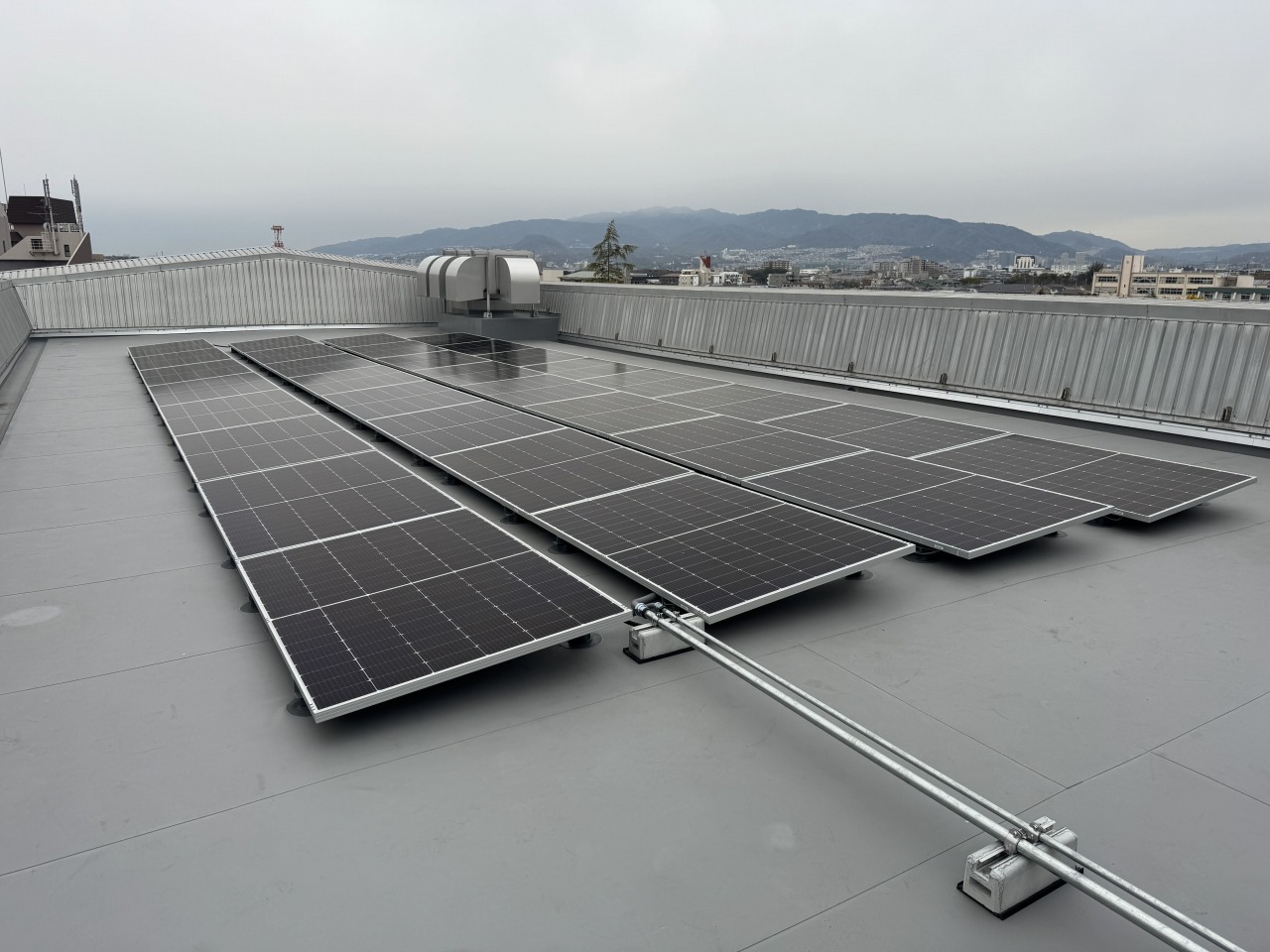 伊丹市立緑丘小学校の太陽光発電設備設置後の写真