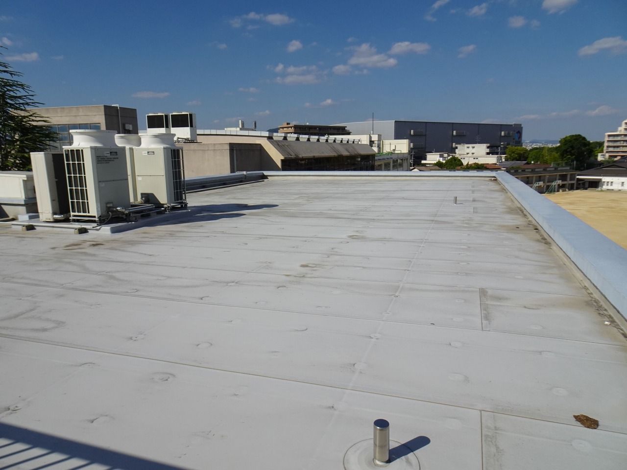 伊丹市立緑丘小学校の太陽光発電設備設置前の写真