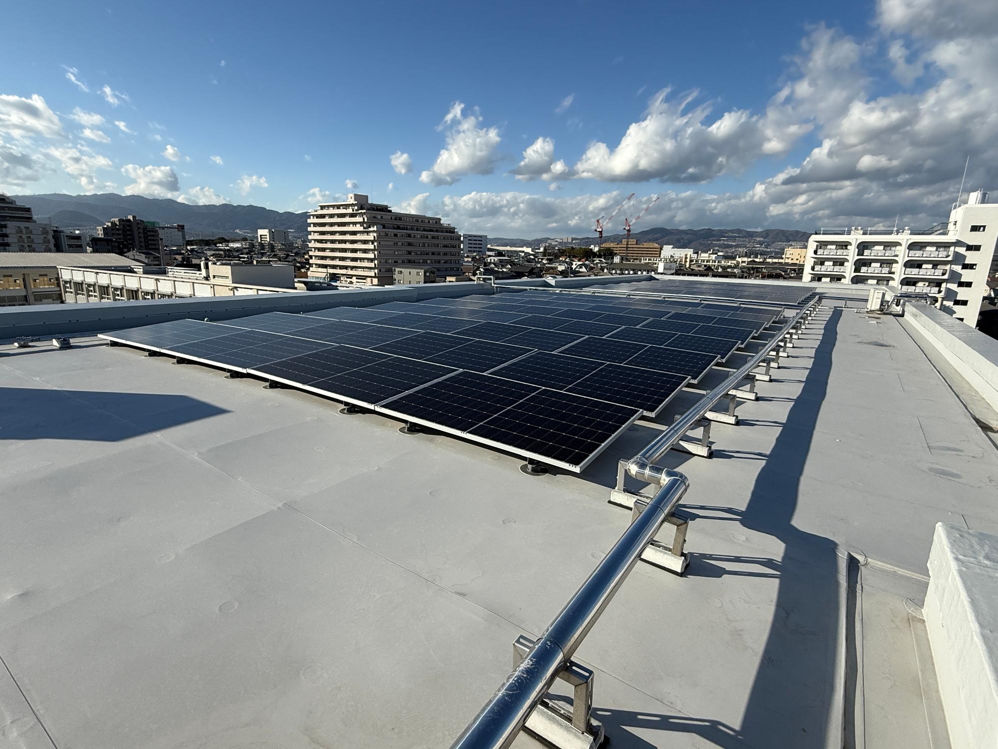 伊丹市立西中学校の太陽光発電設備設置後の写真