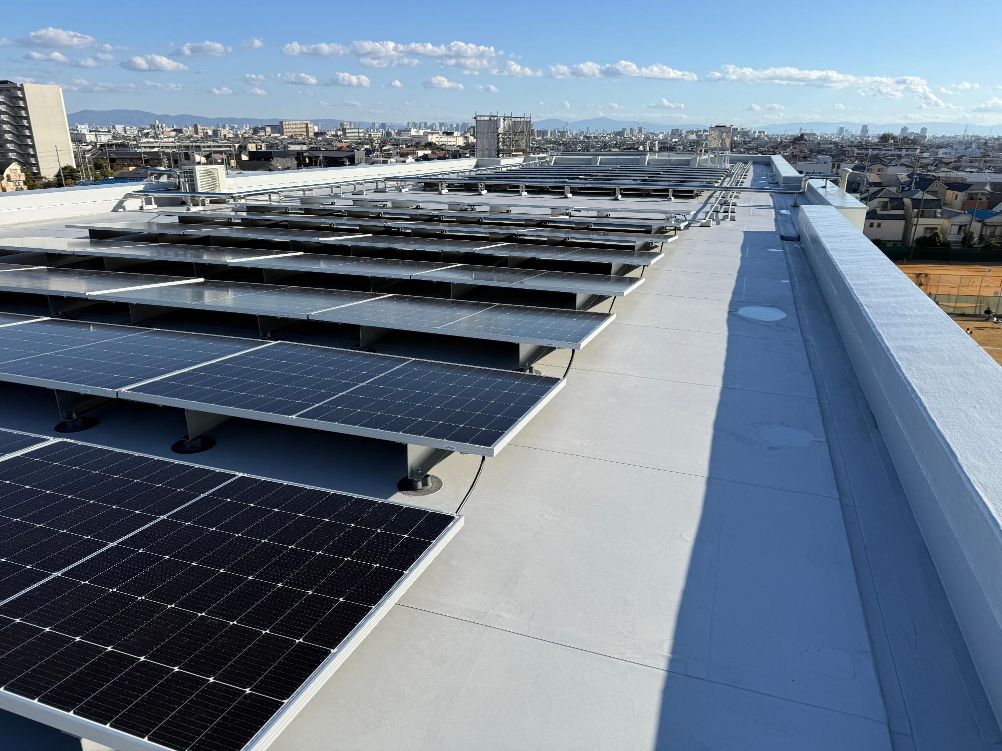 伊丹市立西中学校の太陽光発電設備設置後の写真