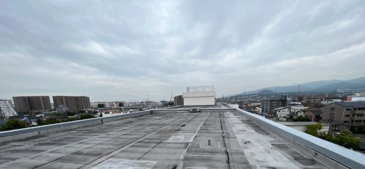 伊丹市立桜台小学校の太陽光発電設備設置前の写真