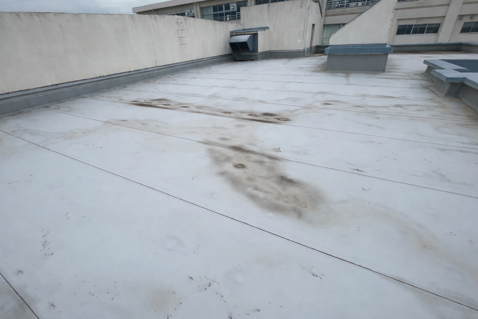 伊丹市立桜台小学校の太陽光発電設備設置前の写真