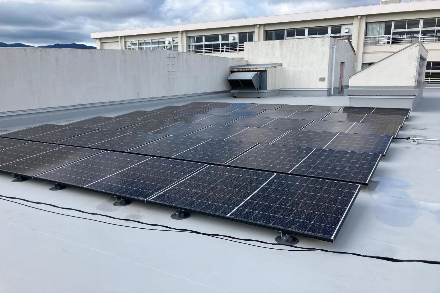 伊丹市立桜台小学校の太陽光発電設備設置後の写真