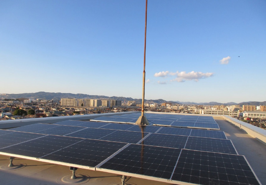伊丹市立鈴原小学校の太陽光発電設備設置後の写真