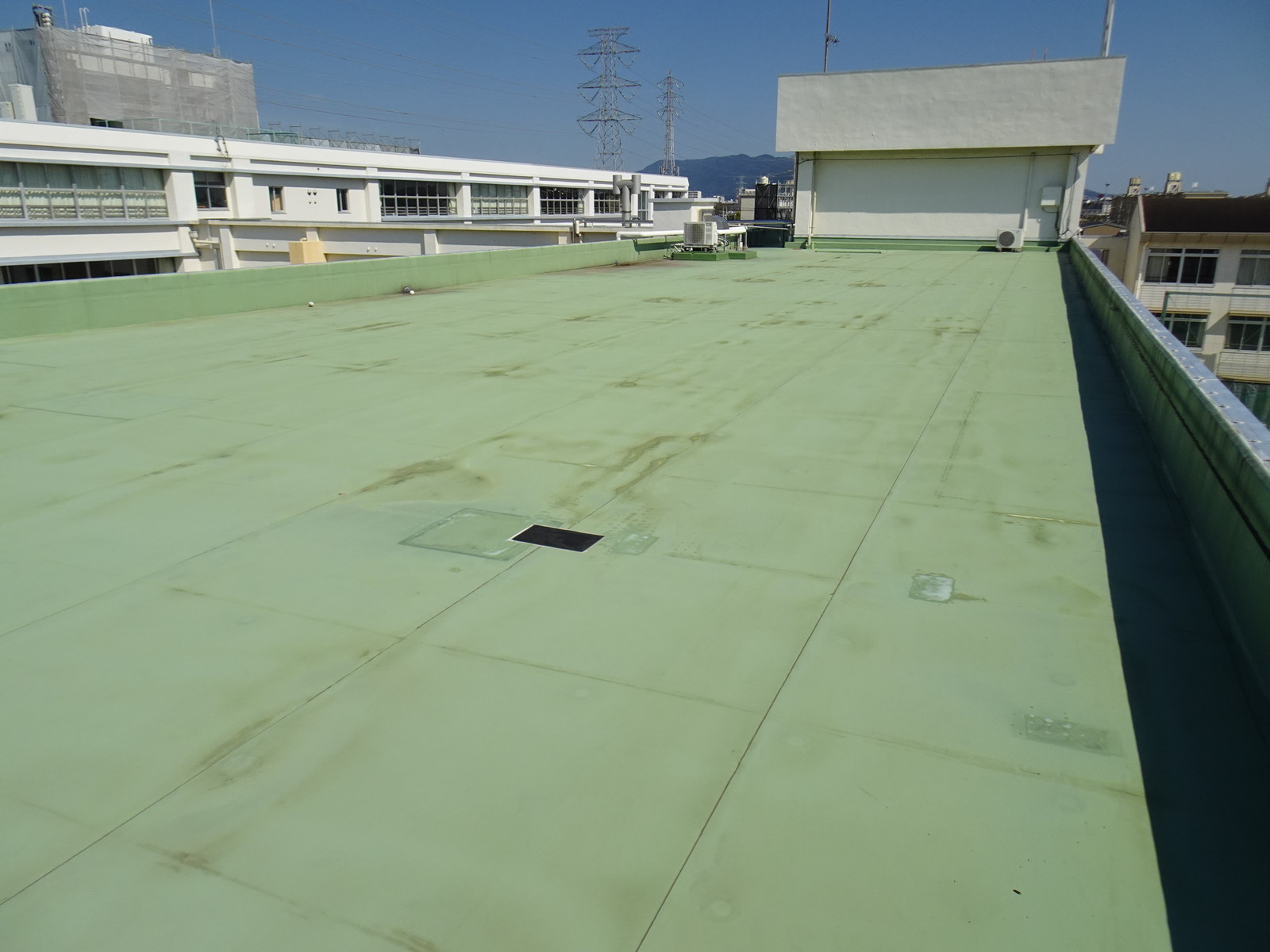 伊丹市立天神川小学校の太陽光発電設備設置前の写真