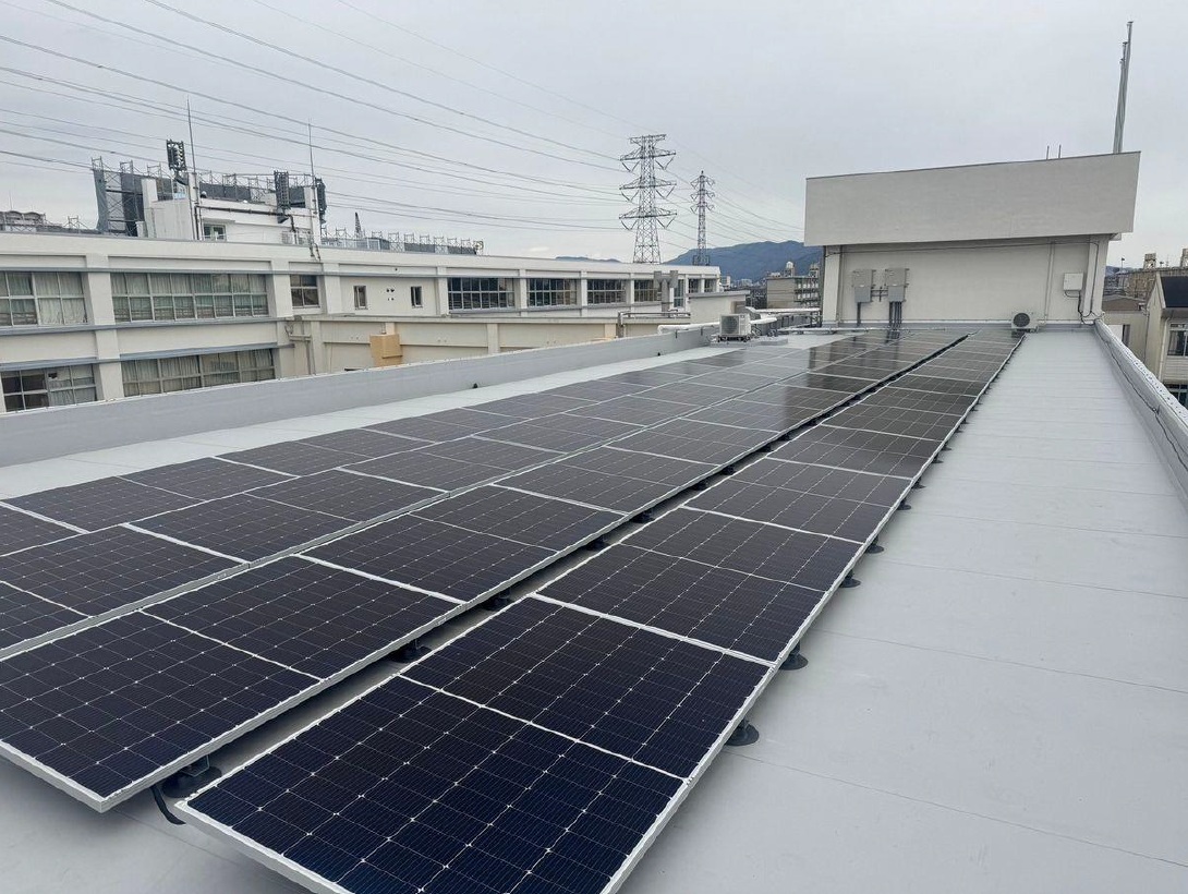 伊丹市立天神川小学校の太陽光発電設備設置後の写真