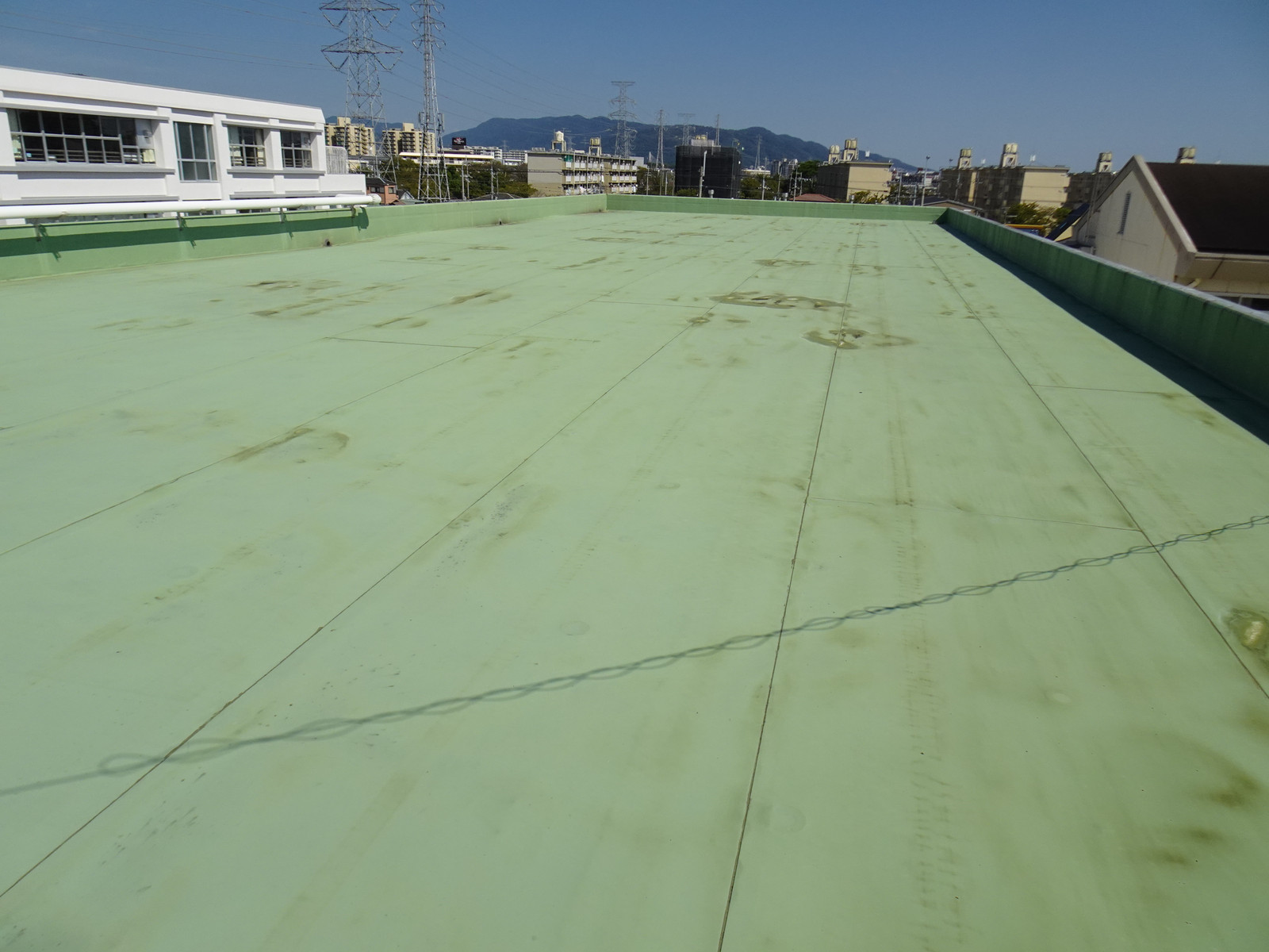 伊丹市立天神川小学校の太陽光発電設備設置前の写真