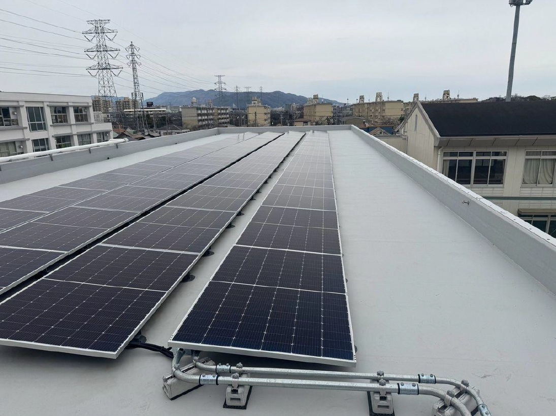 伊丹市立天神川小学校の太陽光発電設備設置後の写真