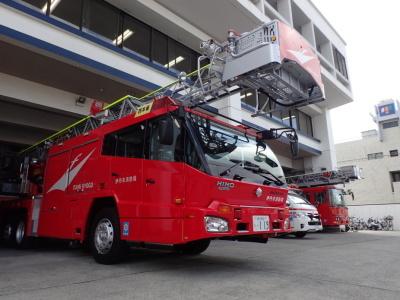 屋根部分にはしごが乗っているはしご車の写真