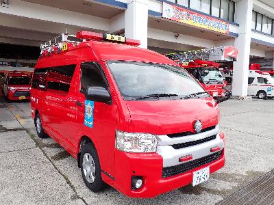 真っ赤で普通車サイズの指揮車の写真