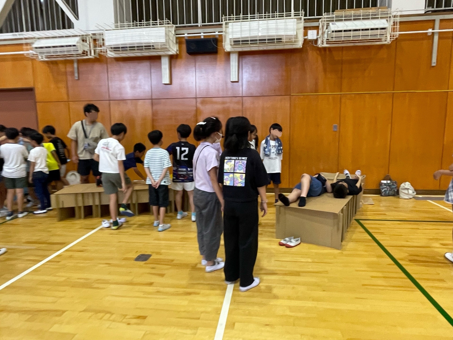 南小学校ダンボールベッド組み立て