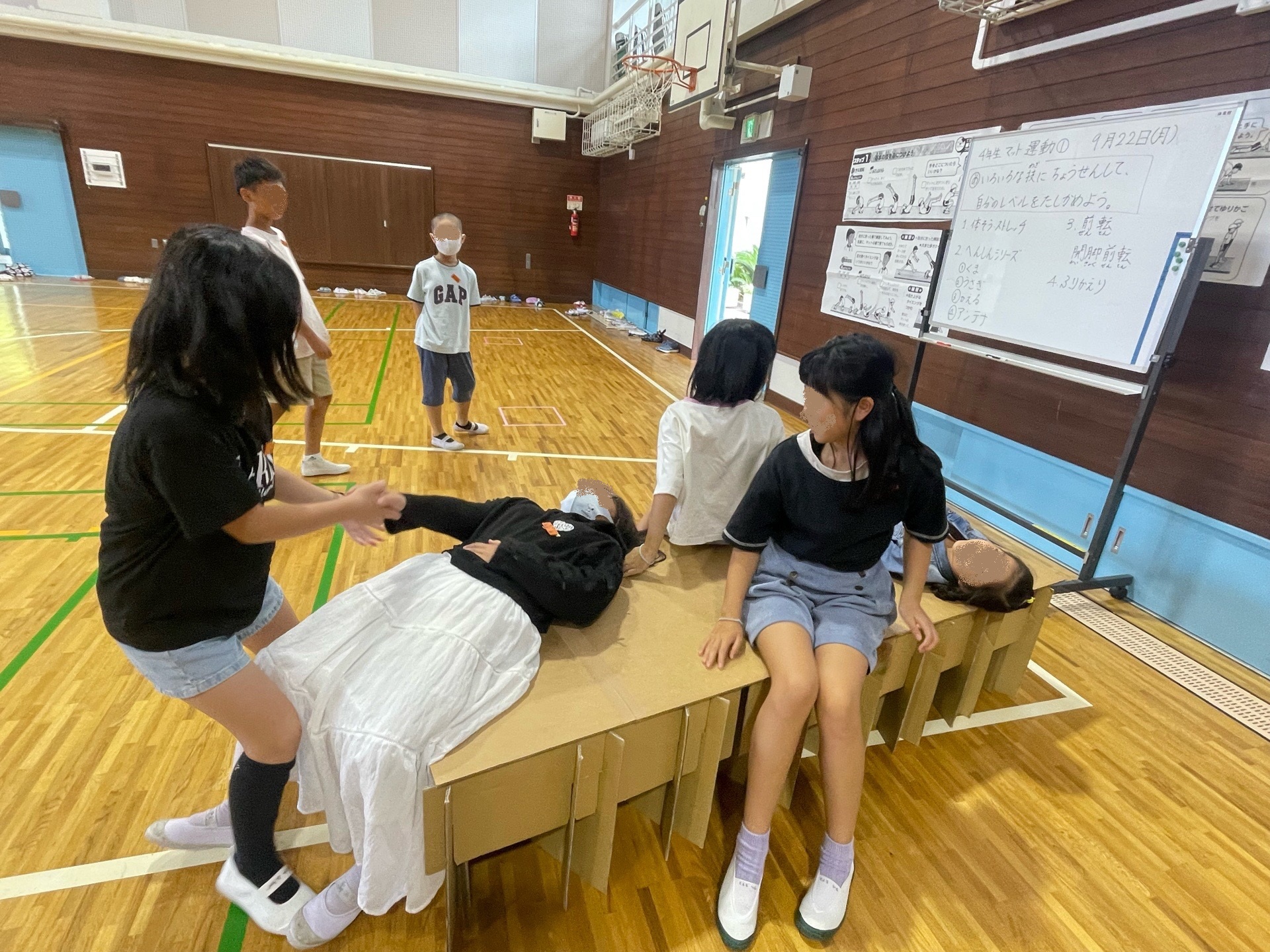 笹原小学校ダンボールベッド体験