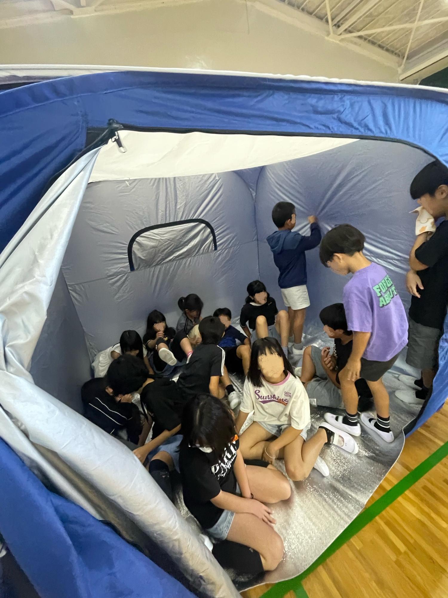 笹原小学校間仕切りテント体験