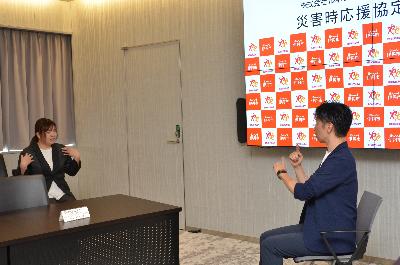 市長がストレッチしている様子