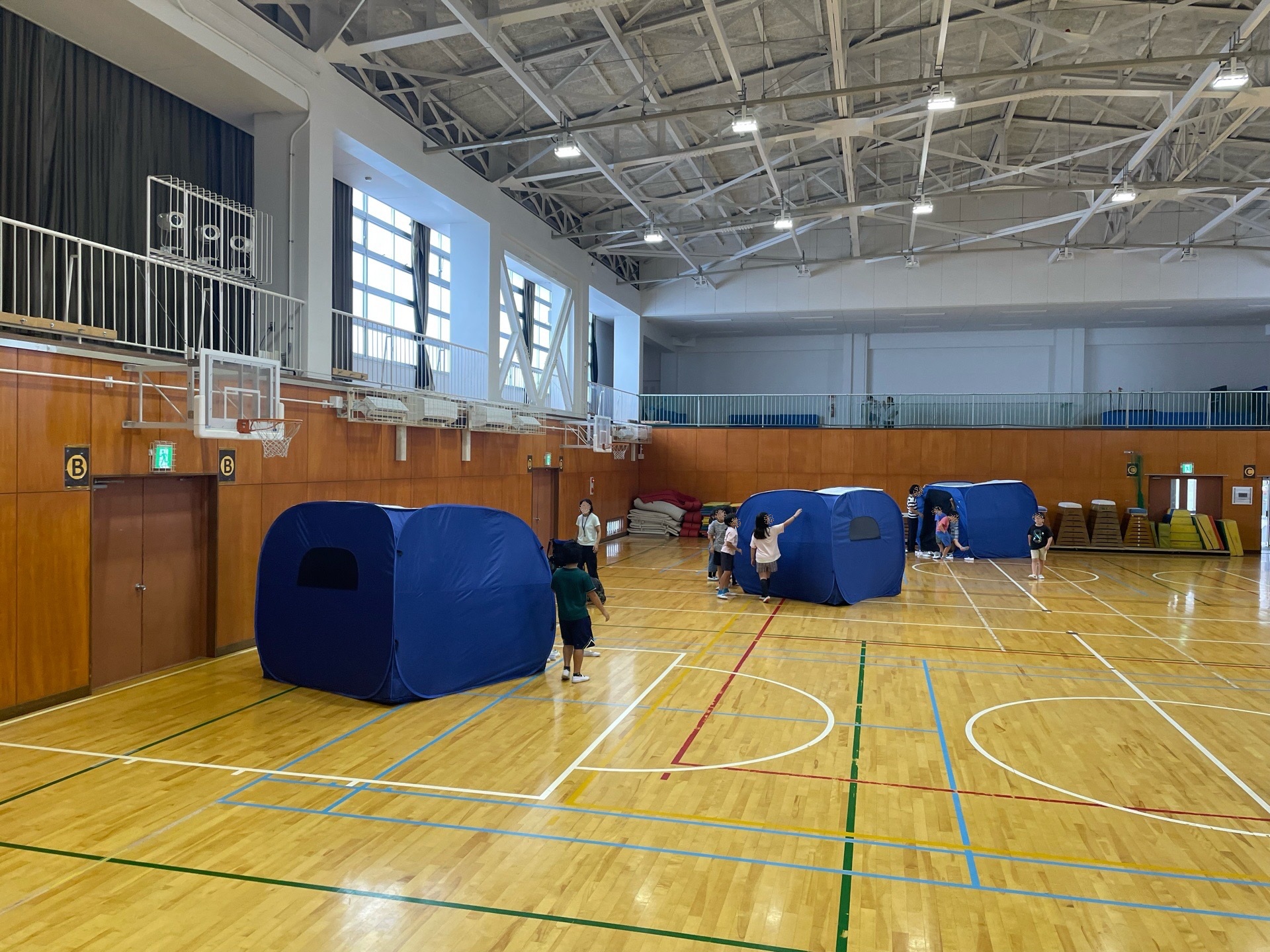 南小学校間仕切りテント組み立て